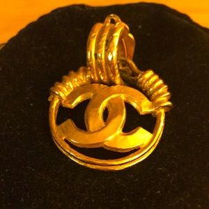 ONE Chanel Gold Tone 1990s Clip Dangle Earring